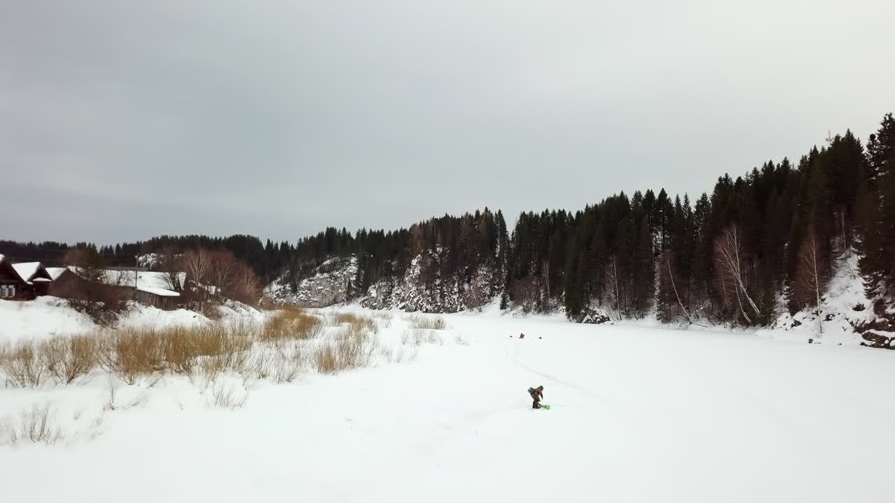 escena de invierno en el río congelado con snowboarders