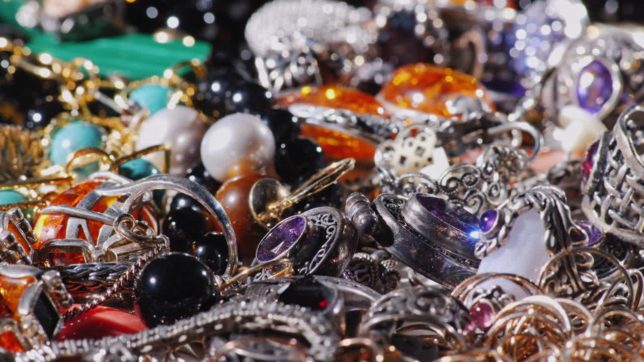 una variedad de joyas 01