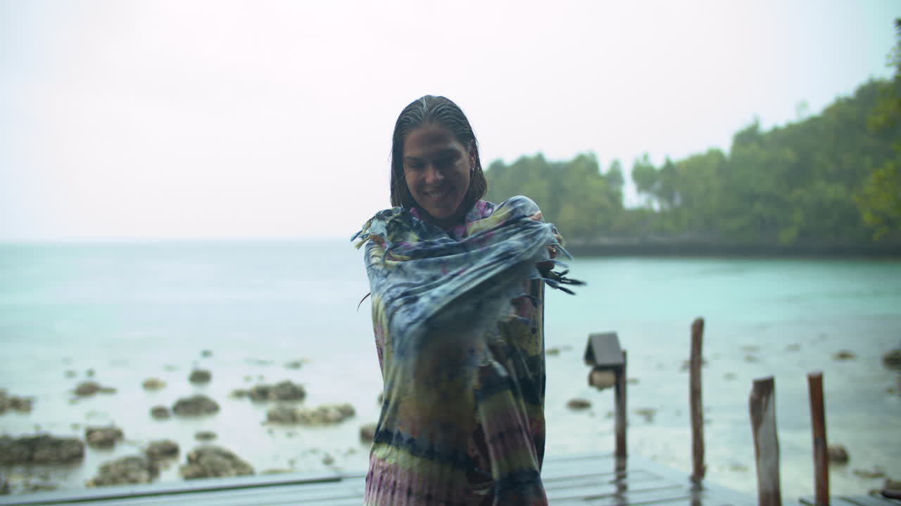 비가 오는 열대 해변 날 을 즐기는 비키니 를 입은 여자