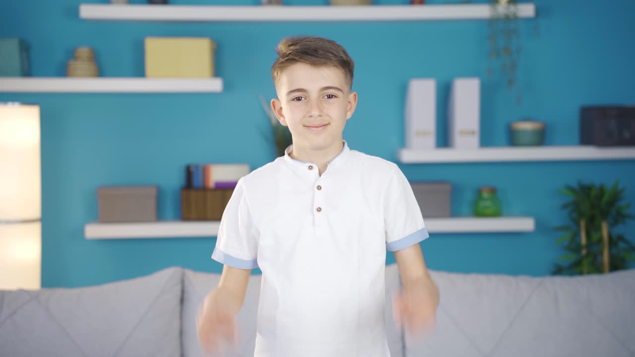 똑똑하고 똑똑한 소년이 카메라를 쳐다보고 있습니다.
