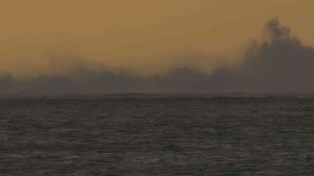 las olas del océano chocando vista por la noche