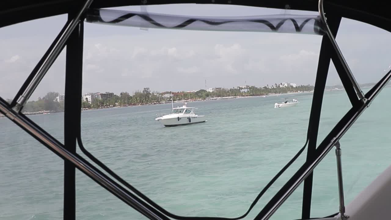 vistas interiores del barco en el mar, barcos en un hermoso día de verano en la república dominicana