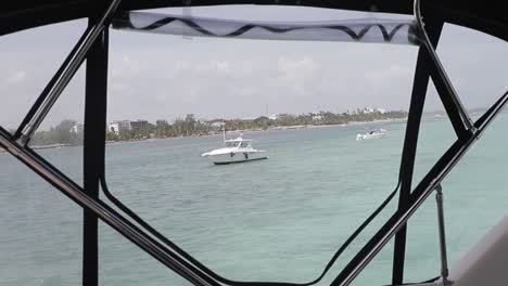 Vistas-Interiores-Del-Barco-En-El-Mar,-Barcos-En-Un-Hermoso-Día-De-Verano-En-República-Dominicana