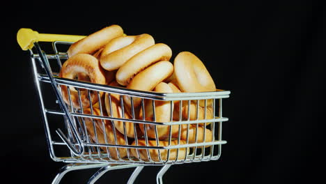 Kleine-Bagels-In-Einem-Einkaufswagen-In-Miniatur-4k-Video