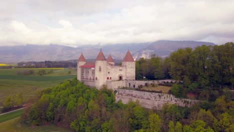 castillo de champvent en el cantón de vaud en suiza con montañas en segundo plano