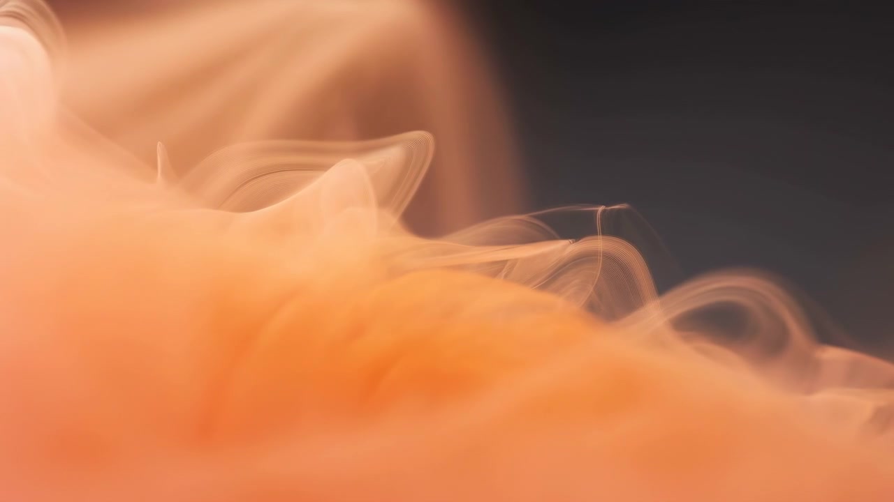 Fließender und farbwechselnder Rauch vor dunklem Hintergrund, aus einer Nahaufnahme-Perspektive, mit lila und pinken Akzenten und einer mystischen, ätherischen Stimmung, mit Objekten in der Nähe und der umgebenden Umgebung.