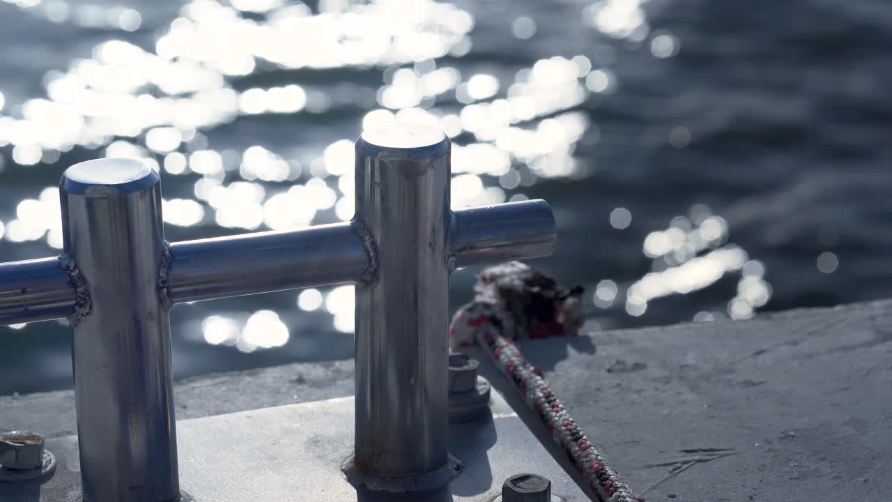 cuerda de amarre del puerto con el movimiento del océano en el fondo