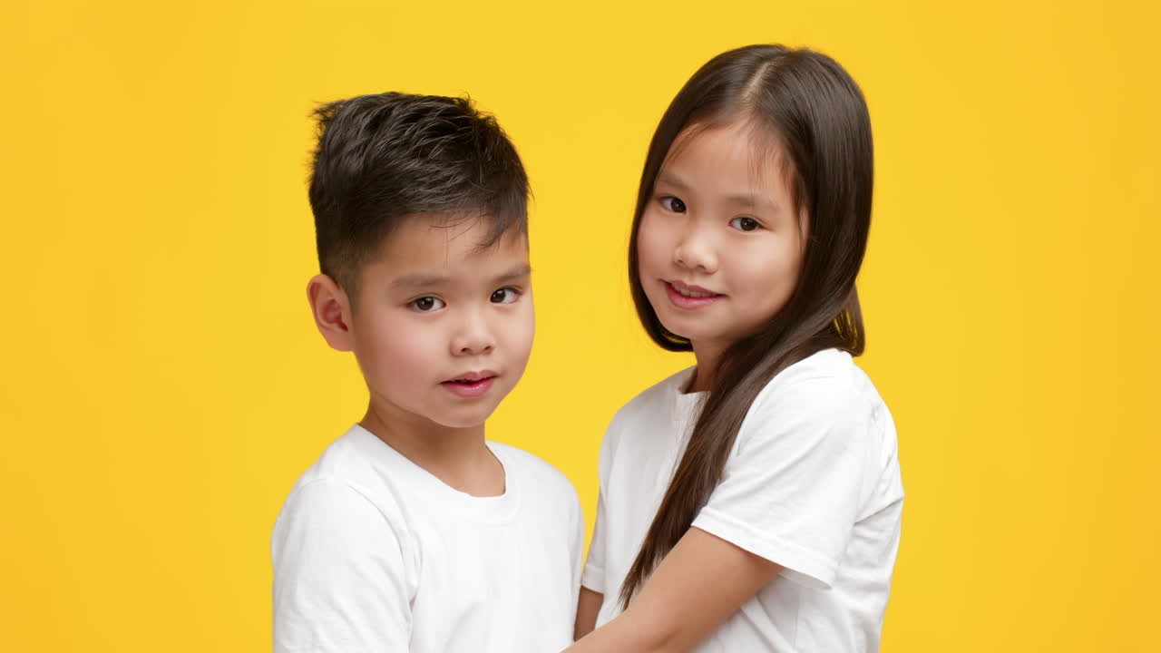카메라 를 향해 미소 짓는 두 아이