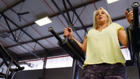 mujer mayor haciendo ejercicio de abdominales en el estudio de fitness 4k