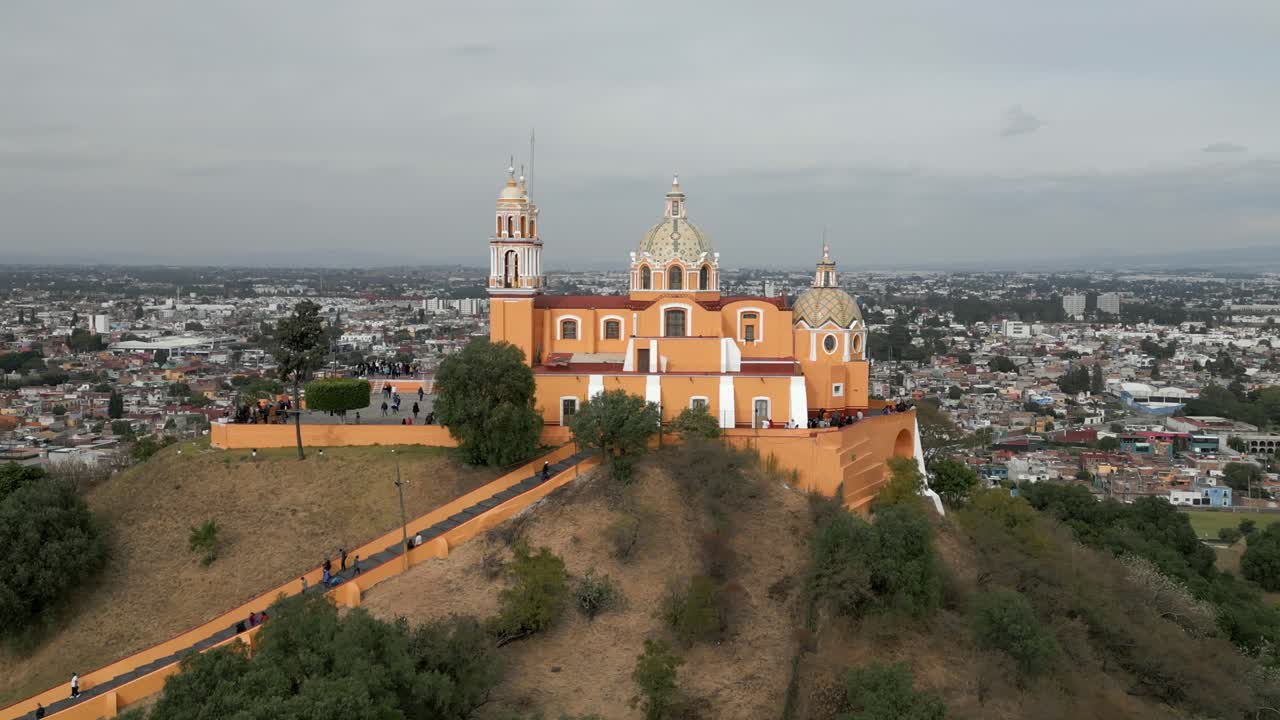 vista aérea de la pirámide y la iglesia de cholula al mediodía