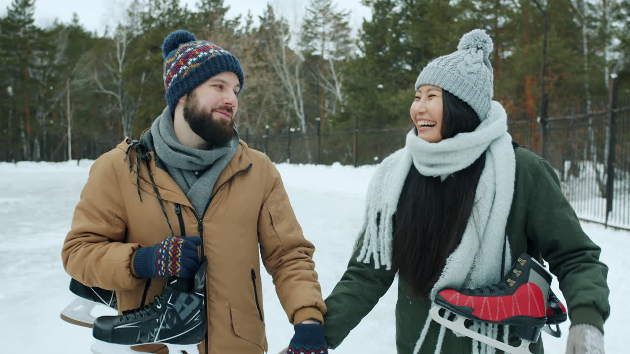 pareja patinando en el parque de invierno