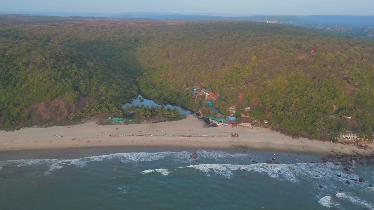 chapora playa día vista a vista de pájaro playa de arena lago dulce goa