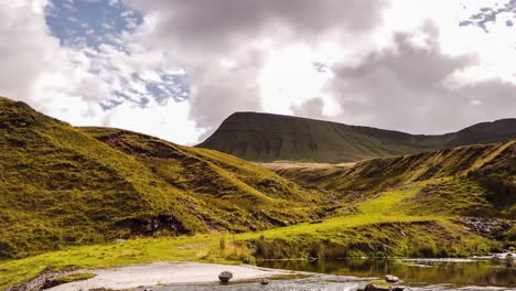 timelapse épico de maravilloso paisaje de montaña y lago tranquilo con nubes en movimiento