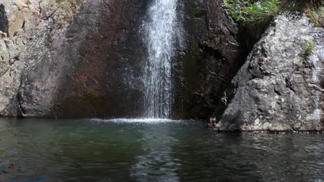 cascada de pego en penha garcía, portugal. vista estática