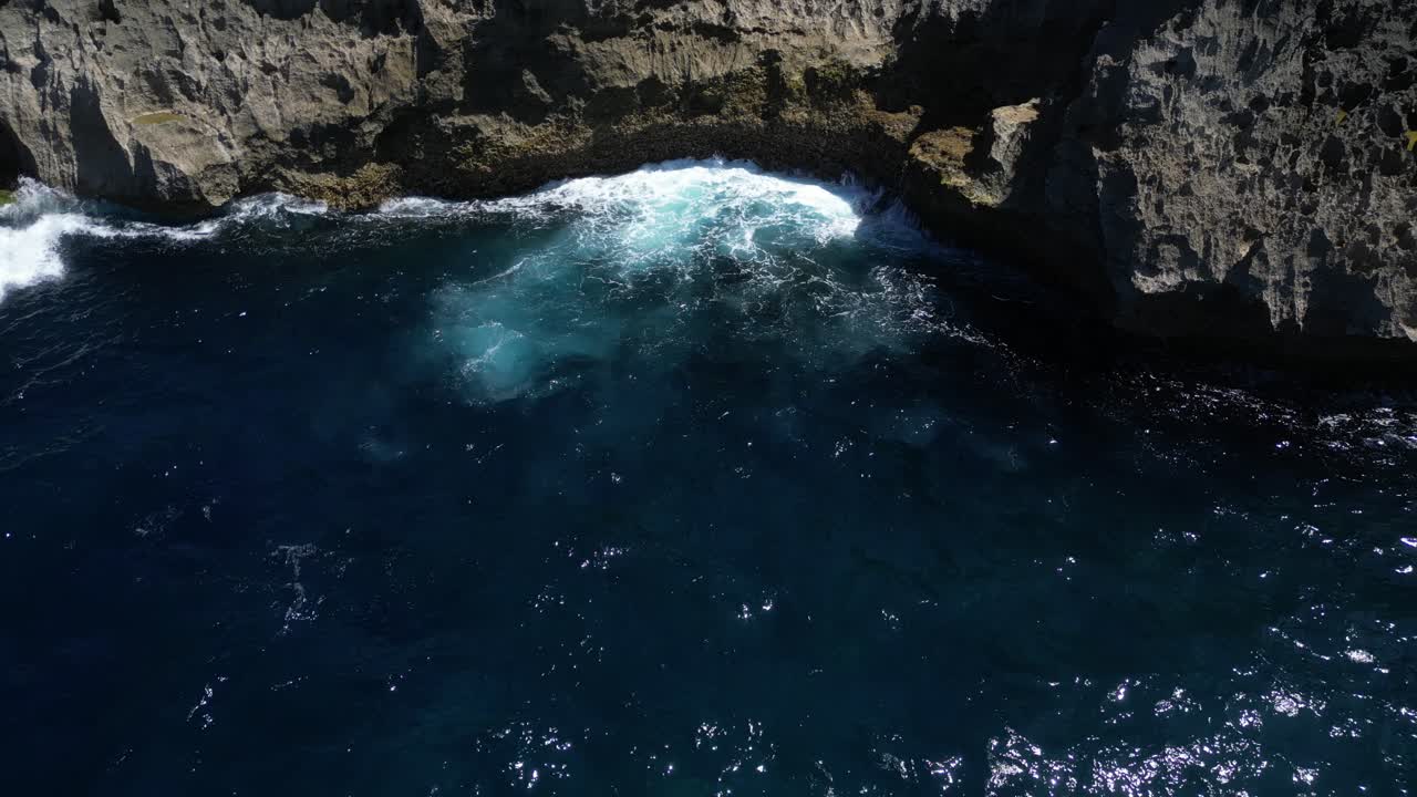 olas en la costa de nusa penida, indonesia