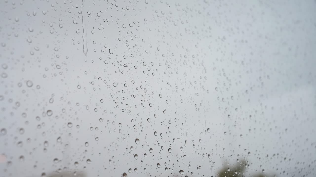 무거운 비방울의 은 시야의 느린 동작 영상