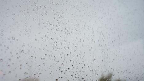 Imágenes-En-Cámara-Lenta-De-Una-Vista-Estrecha-De-Fuertes-Gotas-De-Lluvia.