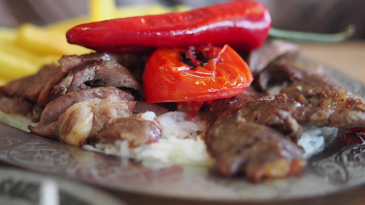 Forchetta che Prende Carne alla Griglia da un Piatto Tradizionale Turco