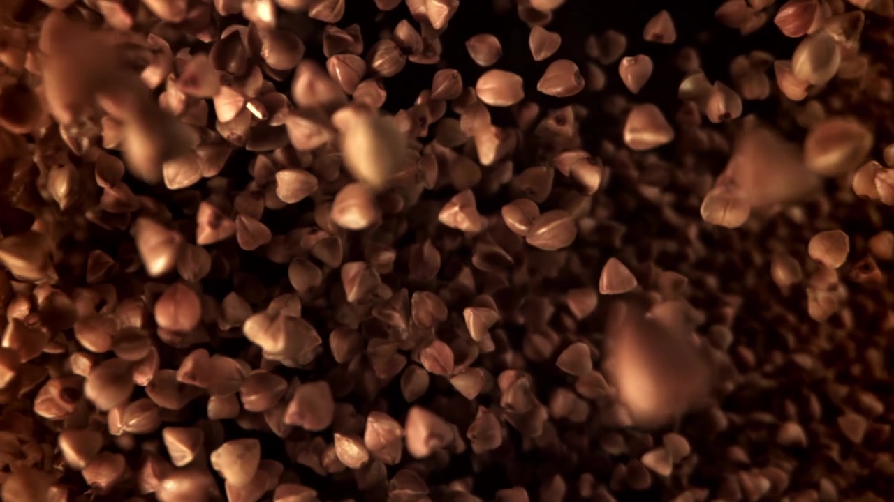 Caduta di grano saraceno crudo decorticato al super rallentatore