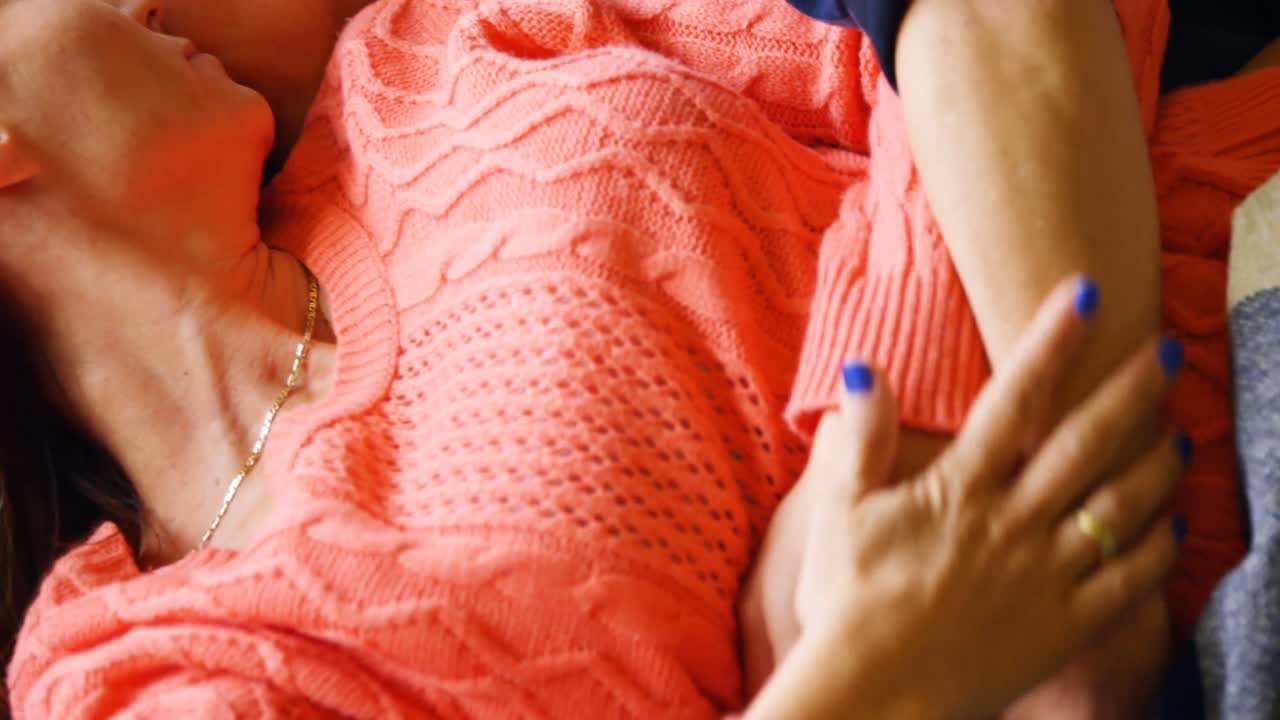 pareja de lesbianas relajándose en el sofá en casa 4k