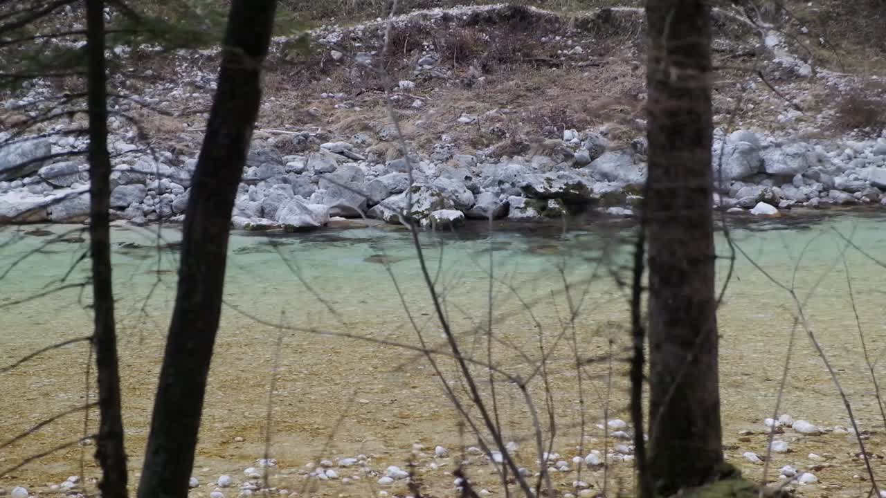 hermosa vista del agua turquesa bajando por el río en el río soca, eslovenia