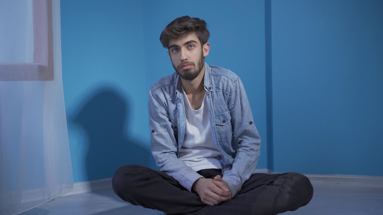 un hombre loco hablando solo.