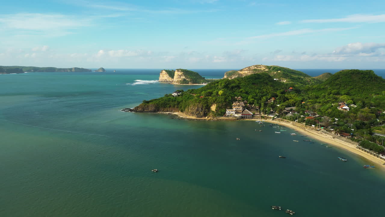 롬복 섬 의 작은 마을 과 함께 열대 해안선, 공중 사진
