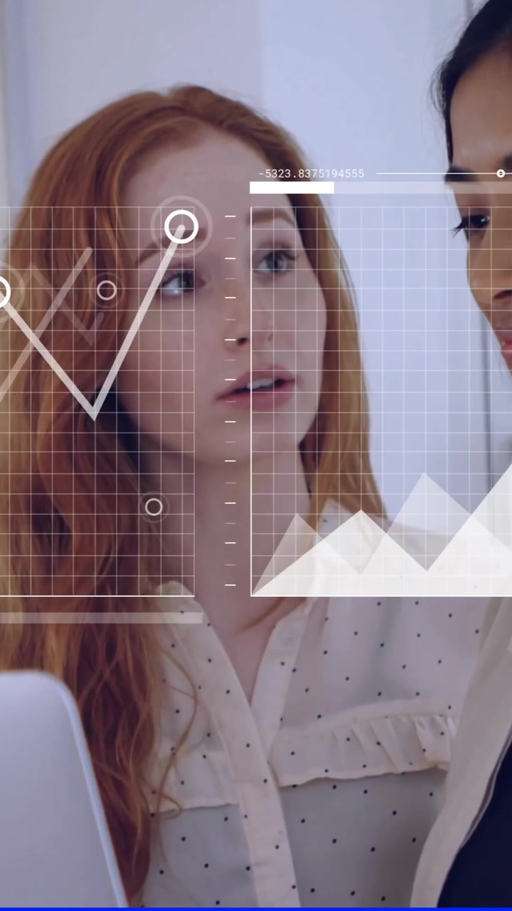 Animazione di analisi di dati aziendali su due donne che discutono di lavoro su laptop