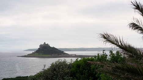 Vista-Desde-Una-Terraza-En-Marazion-Del-Castillo-Medieval-Inglés-Y-La-Iglesia-Del-Monte-De-San-Miguel-En-Cornualles-En-Un-Día-Nublado-De-Primavera