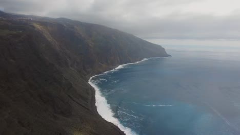 Luftdrohnenaufnahme-Der-Dramatischen-Klippen-Ponta-Do-Pargo-Madeira