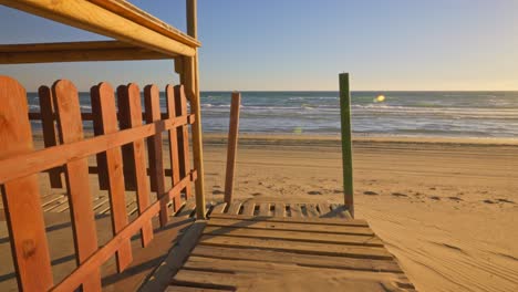 playa vacía al final del paseo marítimo