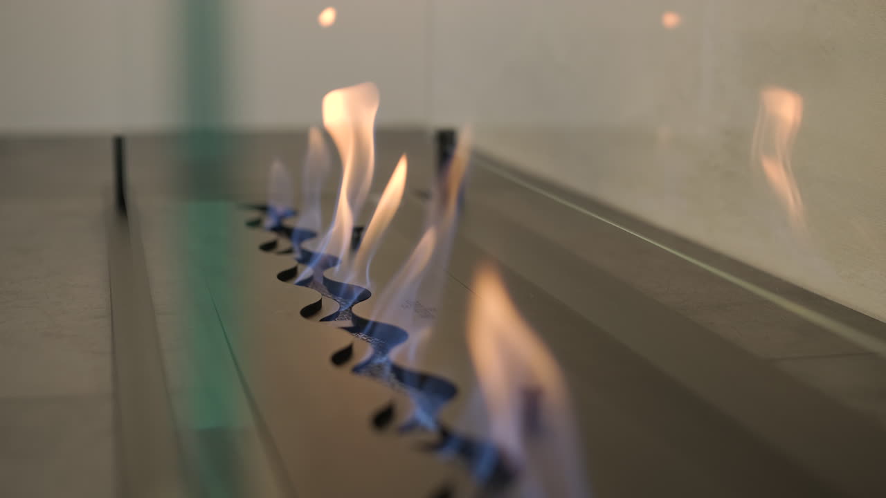 Nærbilde av dansende flammer i en moderne bioetanolpeis