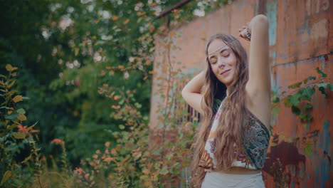 Mujer-Posando-Al-Aire-Libre-El-Verano