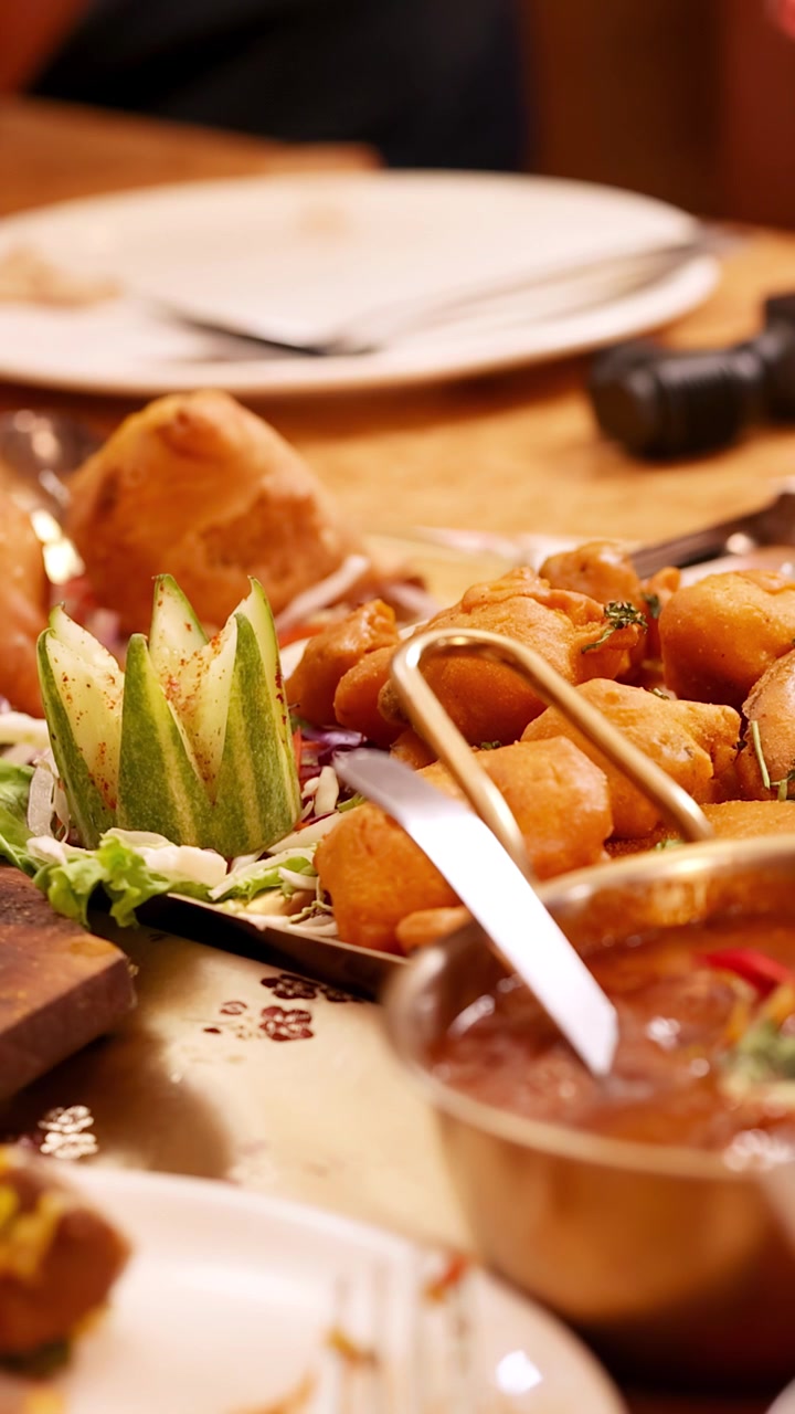 Primo piano panoramico di piatti tradizionali indiani, inclusi curry, biryani e carni alla griglia
