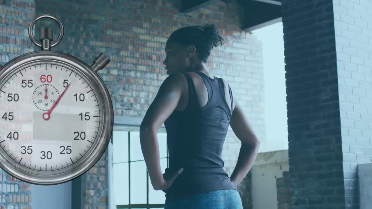animación de un cronómetro sobre una mujer tomando un descanso del ejercicio