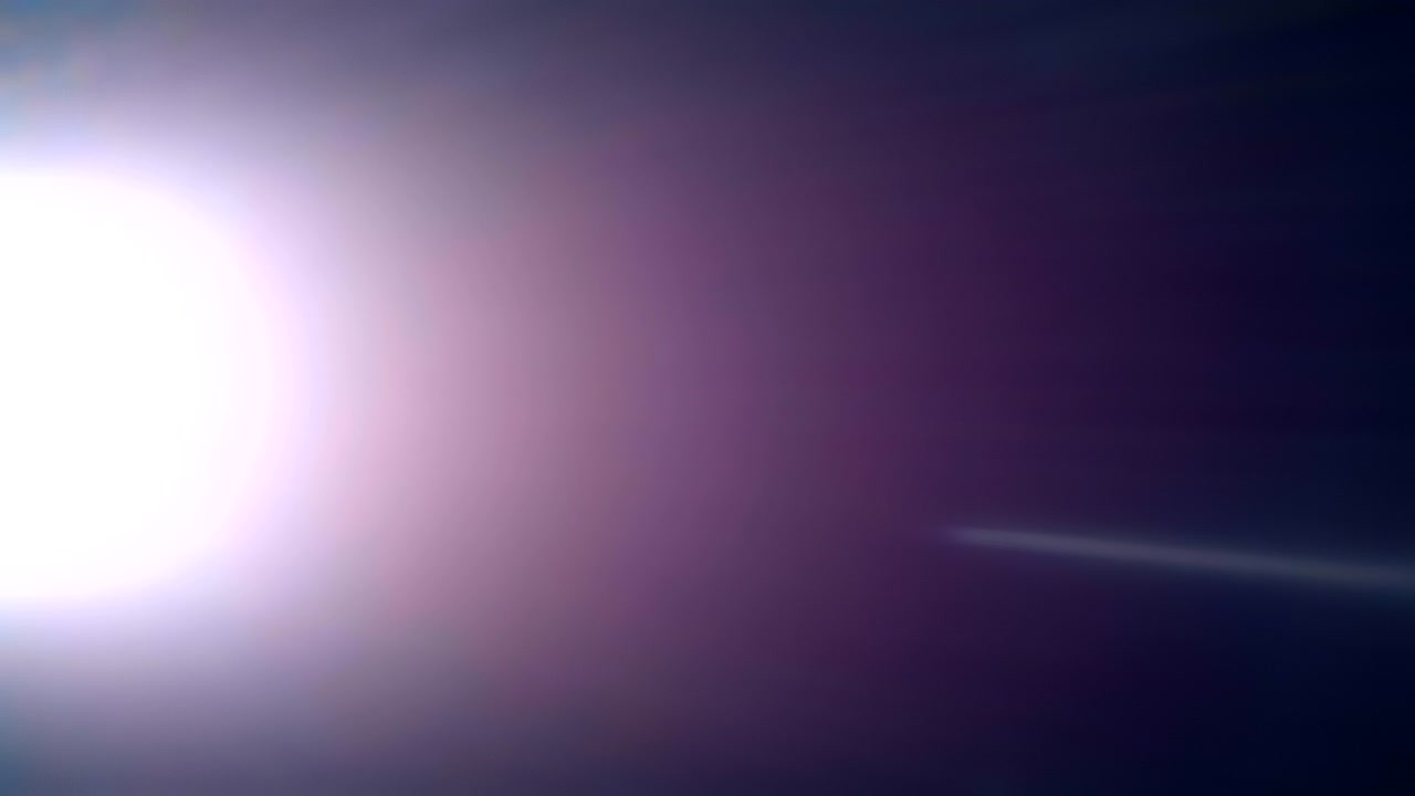 destellos coloridos en la lente de una fuente de luz brillante sobre un fondo negro