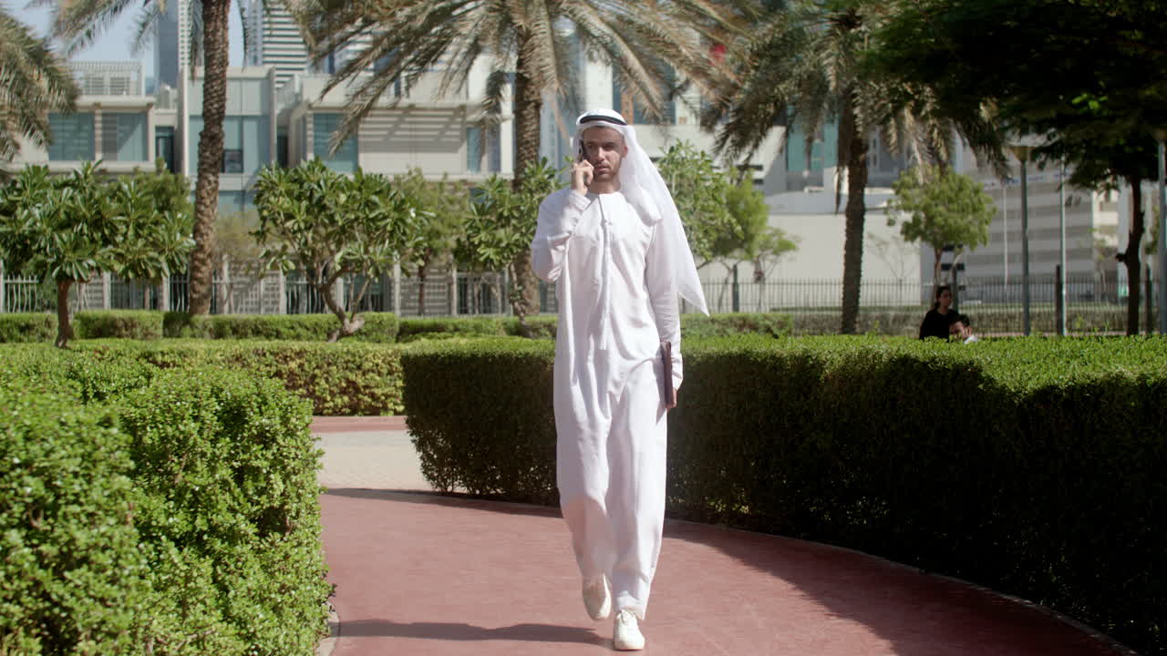 거리에서 아랍 옷을 입은 남자