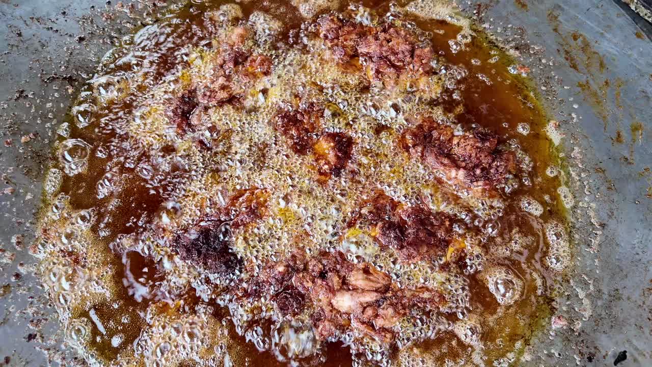 pollo frito en una sartén