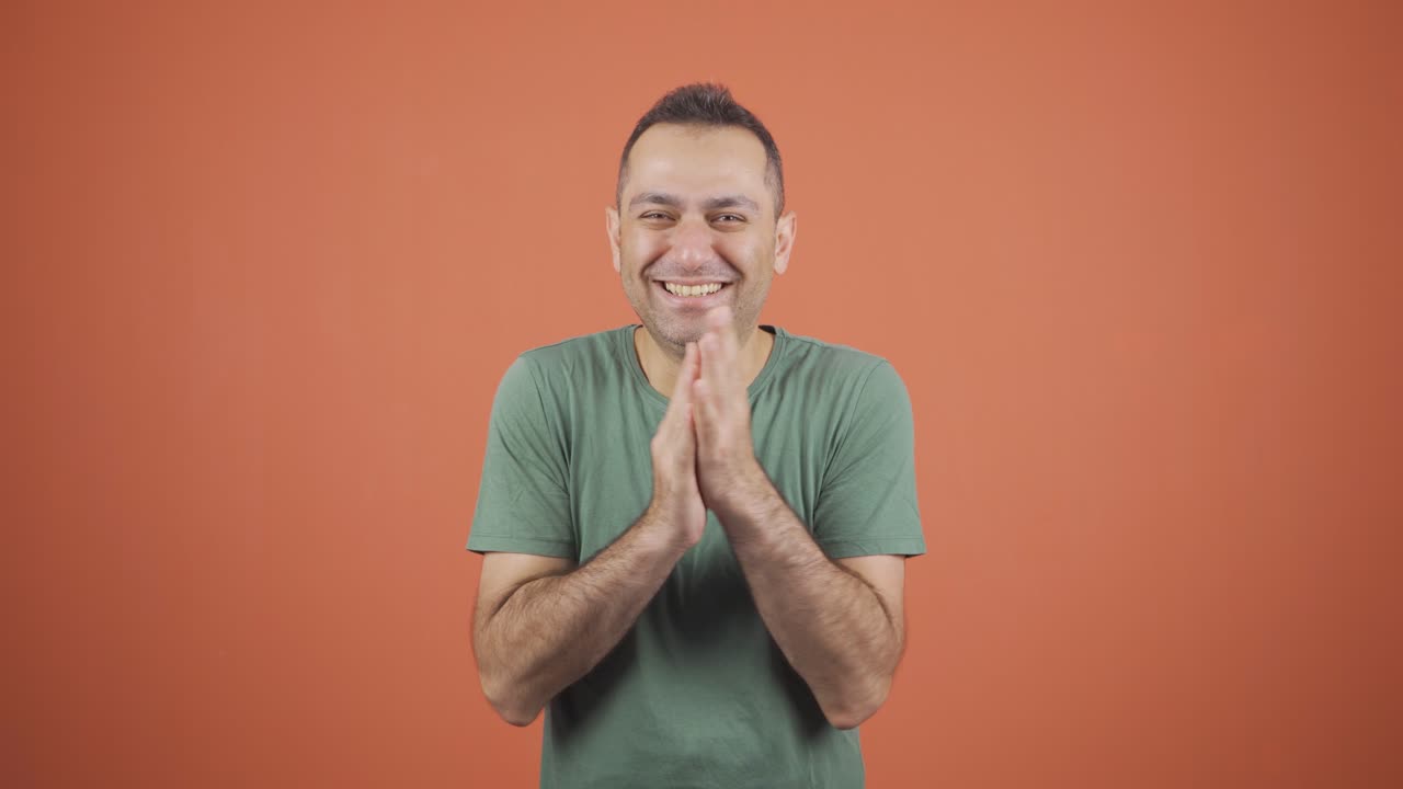 el hombre de negocios aplaudió.