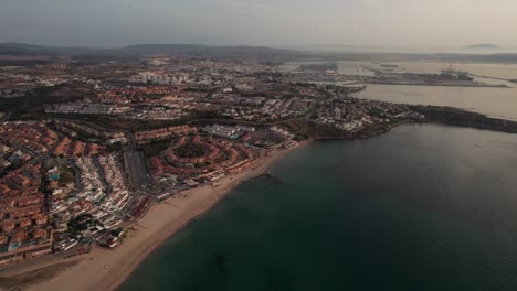 Luftaufnahmen-Eines-Drohnenvideos-über-Der-Spanischen-Stadt-Algeciras-Mit-Panoramablick-Auf-Die-Stadt-Während-Des-Eindrucksvollen-Sonnenaufgangs