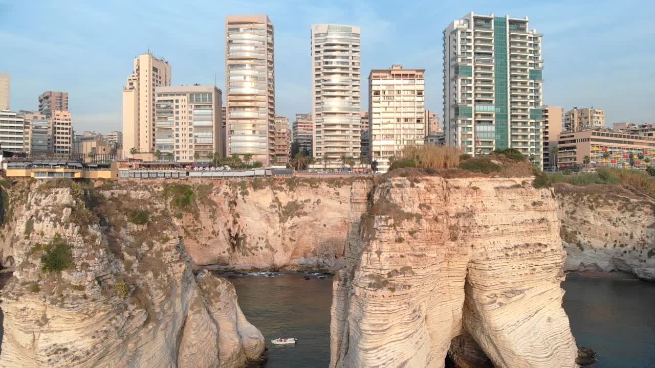 rawshe, las rocas pegion, un famoso punto de referencia en beirut, líbano
