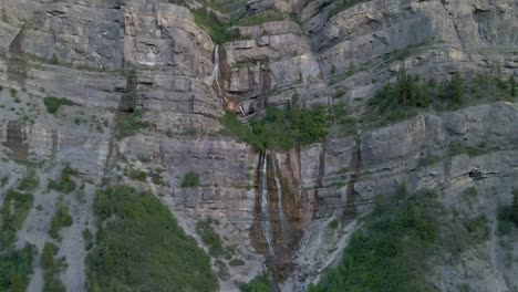 Antena:-Velo-De-Novia-Cae-En-Cascada-Por-El-Cañón-Provo-En-Utah,-Estados-Unidos