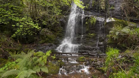 cascada en el pueblo de esquisto de gondramaz, portugal