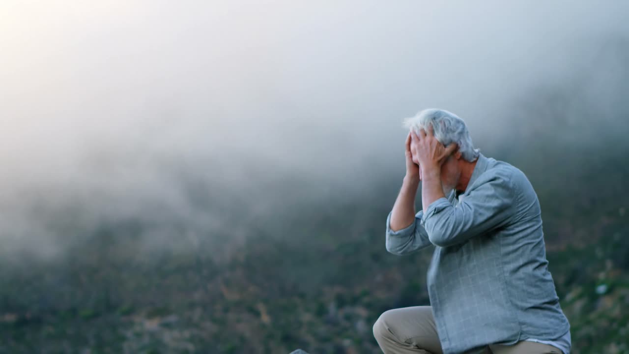 hombre mayor de pie con las manos en el cabello en el campo 4k
