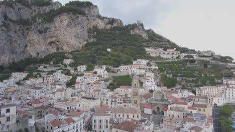 vista aérea de la pintoresca amalfi, ciudad italiana en la costa del mar mediterráneo