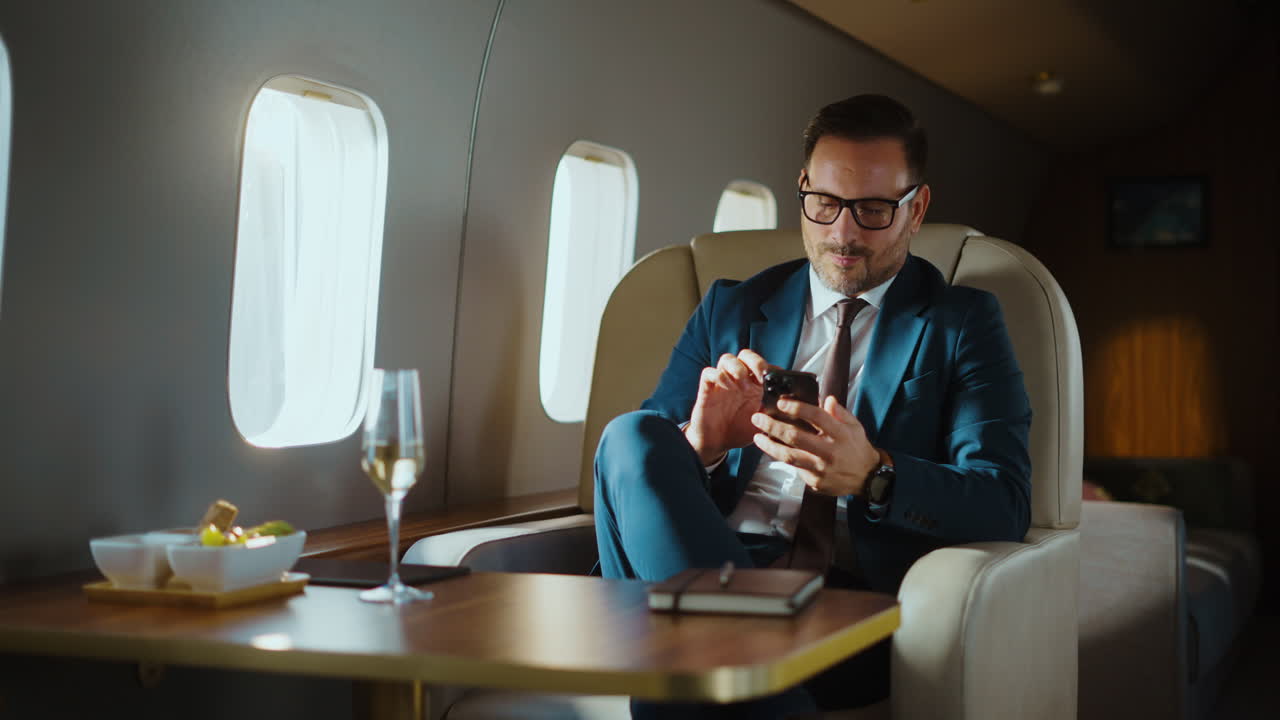 Uomo d'affari che lavora su un jet privato