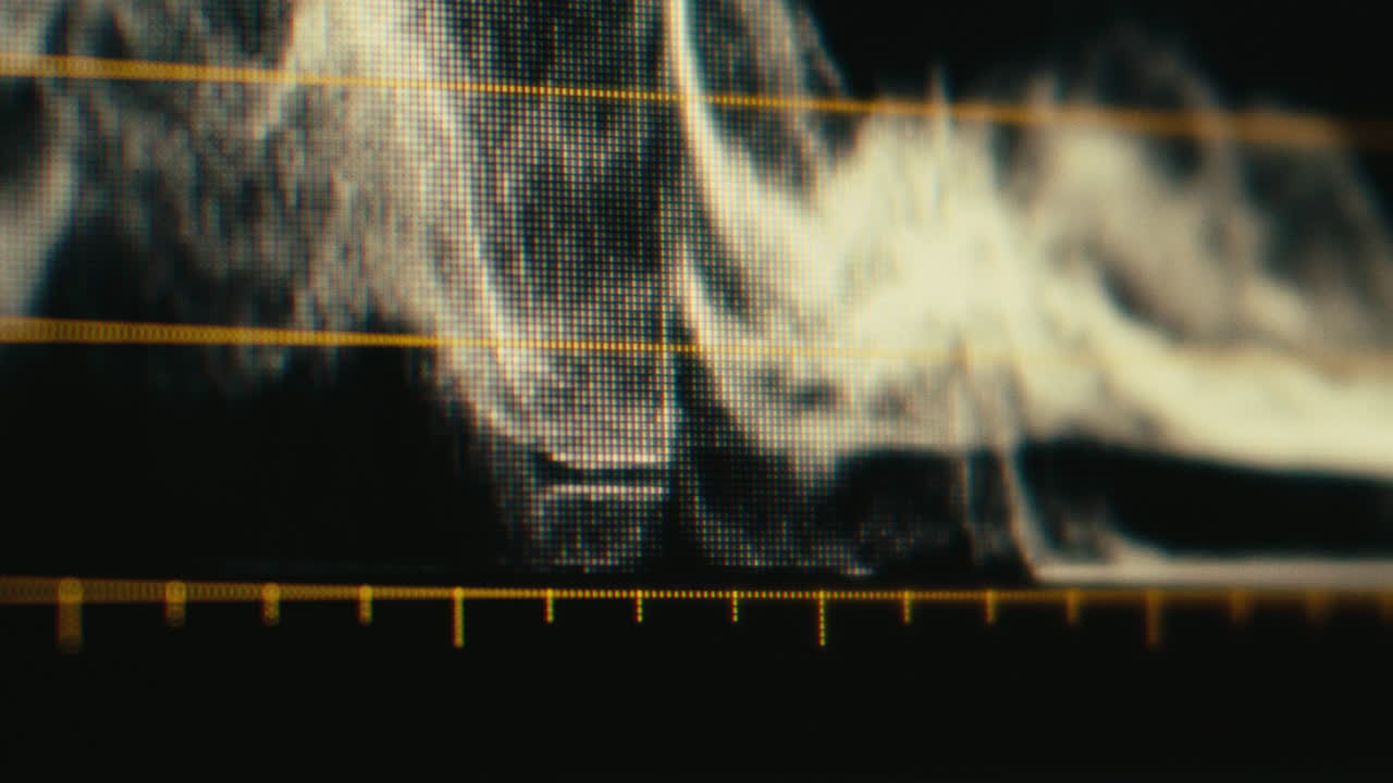 aumentar el parámetro en el software profesional durante la clasificación y la corrección de color de los archivos de video en la postproducción trabajando en una computadora portátil