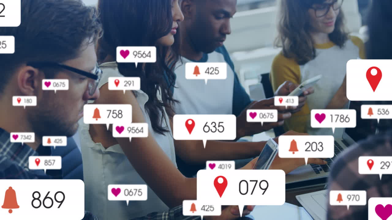 animación de números y iconos cambiantes en barras de notificación, diversos compañeros de trabajo utilizando tecnología