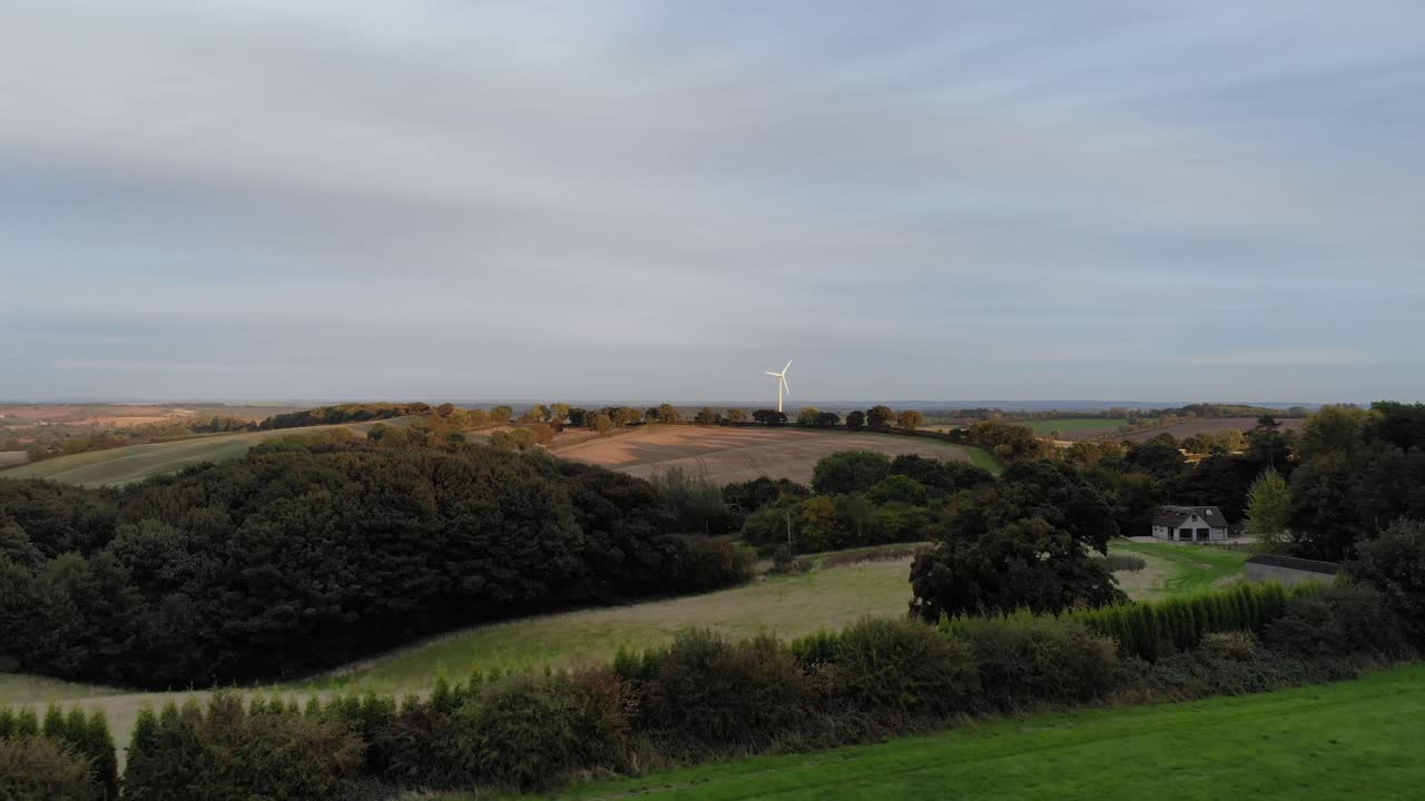시골에서 풍력 터빈의 넓은 공중 샷