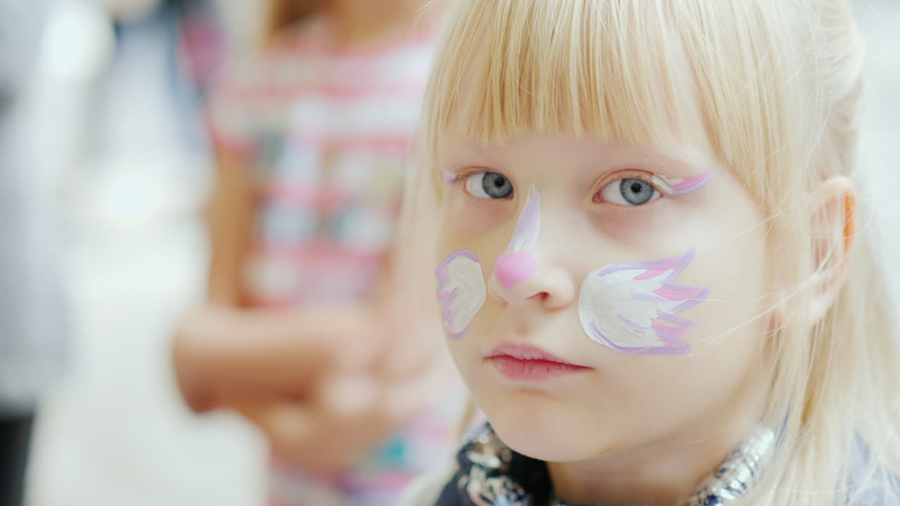 Criança Recebe Pintura Facial Aquagrim: Pincel Desenha Máscara de Gato - Conceito de Festa Infantil